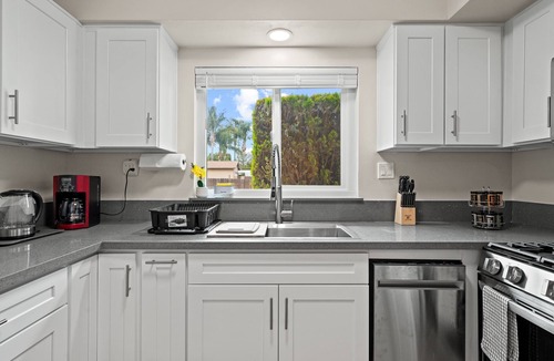 Ontario House | Cozy 3B/2B Near Ontario Airport and Toyota Arena