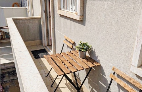Santo Condestavel Apartment | Cozy 3BR Apartment Campo Ourique Lisbon - Balcony, Sleeps 7, Family Friendly!