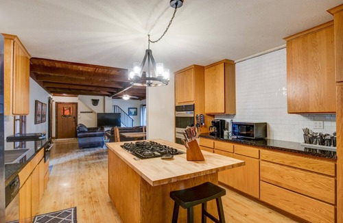 Arnold Cabin | Cozy 4 bedroom Cabin with Hot Tub & EV charger in Blue Lake Springs