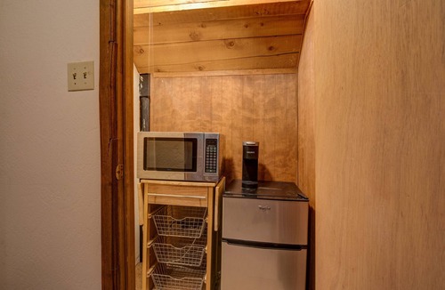 Arnold Cabin | Cozy 4 bedroom Cabin with Hot Tub & EV charger in Blue Lake Springs
