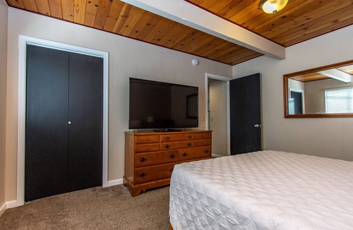 Forest Meadows Cabin | Cozy 4bd, 2bth cabin in Murphys, on 2 acres close to vineyards & Bear Valley!