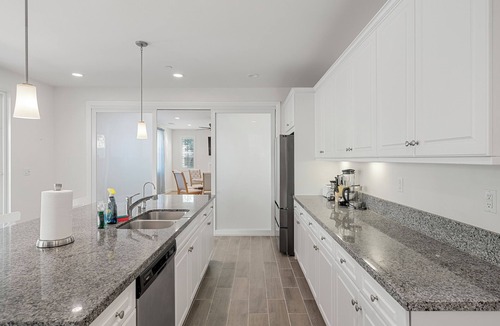 Ontario House | Cozy 5B4.5B｜Communal Pool｜Pets OK｜Garage & Driveway｜Specious Backyard #42465