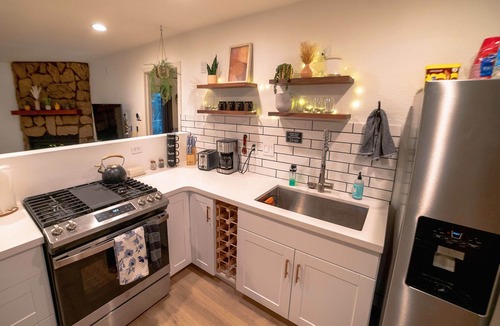 Woodlands House | COZY BEAR CABIN-BRAND NEW STYLISH GETAWAY!