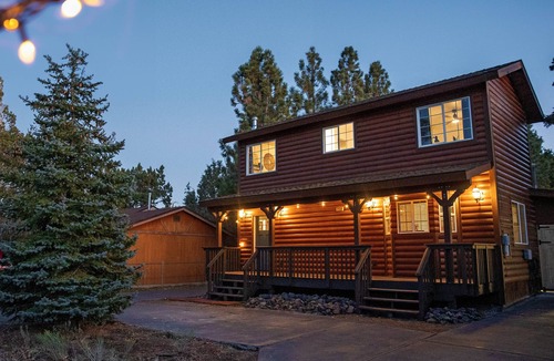 Woodlands House | COZY BEAR CABIN-BRAND NEW STYLISH GETAWAY!