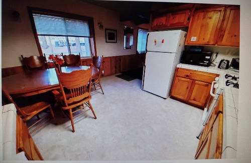Big Bear City House | COZY BEAR CABIN Near ski resort and lake and snow play