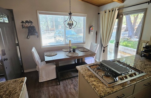 Sugarloaf House | Cozy, beautifully cabin steps away from hiking and minutes from Big Bear lake