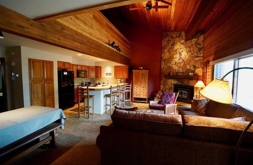 Mammoth Lakes Condo | Cozy Cabin Feel Condo! Ideal Location On A Quiet Cul De Sac 5% WEEKLY DISCOUNT