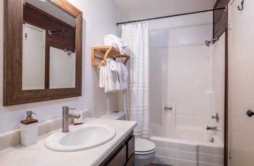 Mammoth Lakes Apartment | Cozy Cabin-Style Condo in Central Location