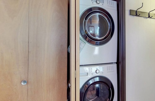 Arnold Cabin | Cozy chalet in the forest with WiFi & washer/dryer - seasonal pool & tennis