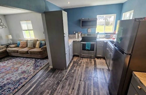 Turlock House | Cozy Country Cottage- a farm experience, yet close to town