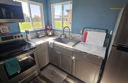 Turlock House | Cozy Country Cottage- a farm experience, yet close to town