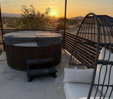 Landers House | Cozy Desert Haven - Joshua Tree views and Hot Tub