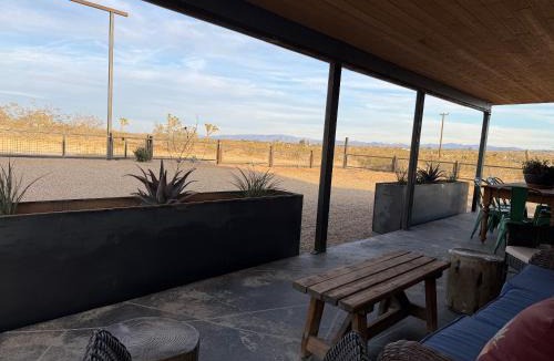 Landers House | Cozy Desert Haven - Joshua Tree views and Hot Tub