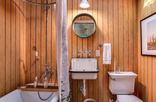 Landers House | Cozy Desert Haven - Joshua Tree views and Hot Tub