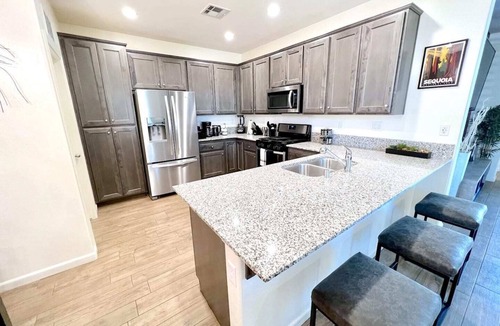 Tulare House | Cozy house w/hot tub-pool close to national parks