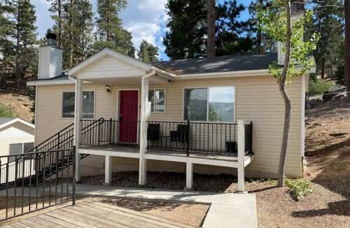 The Village Cabin | Cozy Lake-View Lodge Cabin #3 (2 BR Near Village)