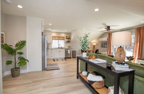 Midtown Apartment | Cozy Midtown Loft. Walk Everywhere!