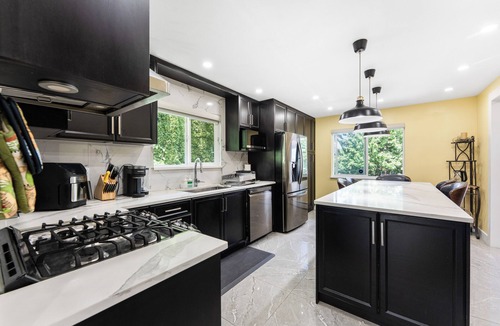 Fleetwood House | Cozy & Peaceful Home with Chef's Kitchen, Sleeps 7