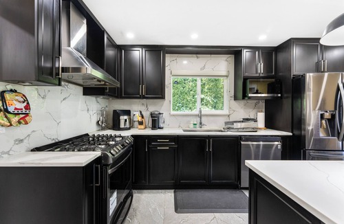 Fleetwood House | Cozy & Peaceful Home with Chef's Kitchen, Sleeps 7