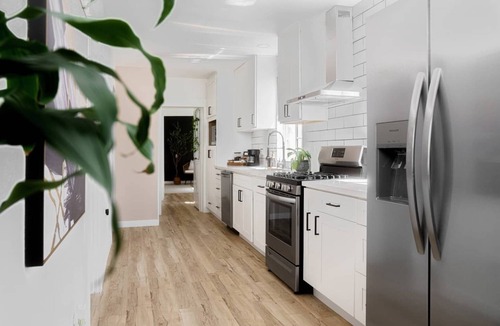 Corridor House | Cozy Private Home, 10-min From DT, Beach & Parks