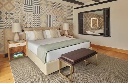 Tor Hotel | Cozy Room w/Private Balcony & Beautiful Sunset Views – Relax & Unwin