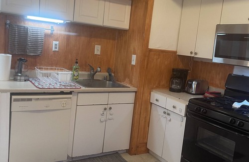 Pico House | Cozy Santa Monica 2BD House with drive way.