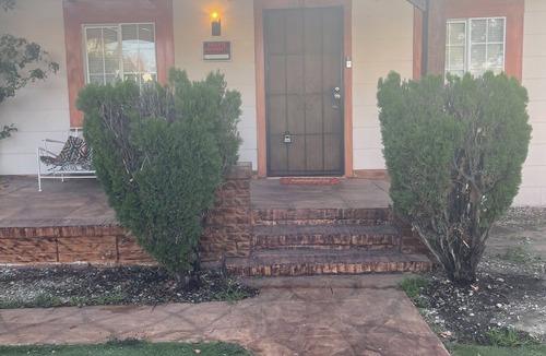 Pico House | Cozy Santa Monica 2BD House with drive way.