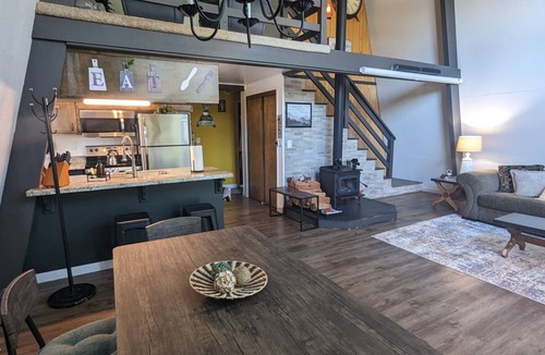 Cold Springs Cabin | Cozy Ski Retreat in Cold Springs w/Projector & PS4! Dodge Rdg 7mi/Pinecrest 5mi