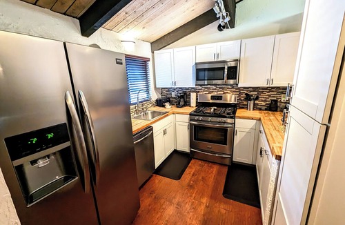 Big Bear Lake House | Cozy & Stylish Townhouse with Spa | Walk to Snow Summit Ski Resort