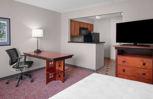 East Roseville Parkway Hotel | Cozy Suite Ideal for Long Stays, Business Trips, & Family Getaways!