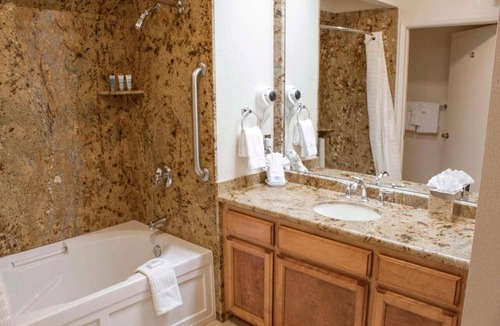 Callender Hotel | Cozy Suite w/Breathtaking Ocean Views! Free Parking, Swimming Pool & Gym Access