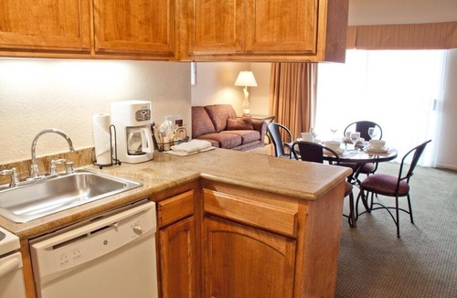 Callender Hotel | Cozy Suite w/Breathtaking Ocean Views! Free Parking, Swimming Pool & Gym Access