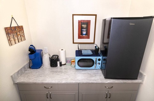 Ahwahnee Apartment | Creature Comforts Suite - Private Hot Tub-Sleeps 2
