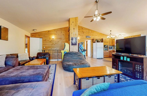 Shingletown House | Creekside Escape w/Private Hot Tub in Shingletown