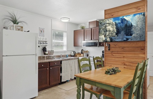 North Fork House | Creekside Hummingbird Haven Yosemite Bass Lake