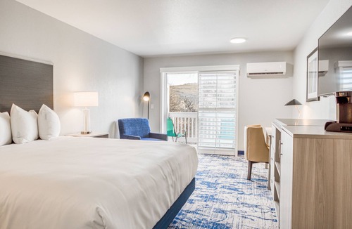 Cambria Hotel | Creekside Inn