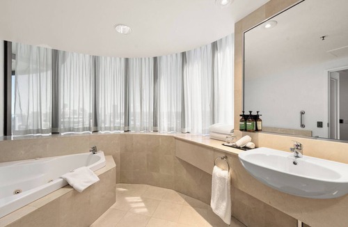 Surfers Paradise Hotel | Crowne Plaza Surfers Paradise by IHG