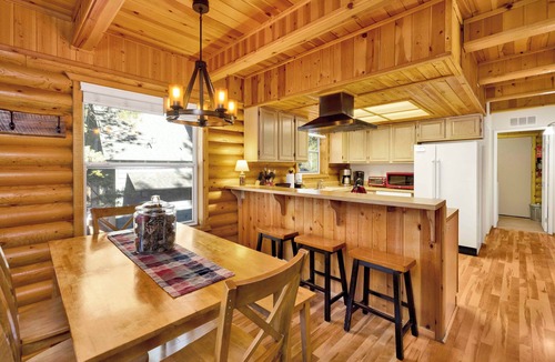 Eagle Mountain Estates Cabin | Cub's Cabin/Charming 3-Bedroom Log Cabin Near Big Bear Lake