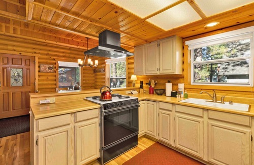 Eagle Mountain Estates Cabin | Cub's Cabin/Charming 3-Bedroom Log Cabin Near Big Bear Lake