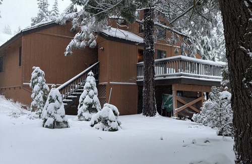 Shaver Lake Condo | Custom Cabin near Shaver Lake with 2 Fireplaces, Deck, Pool, Sauna & Jacuzzi!