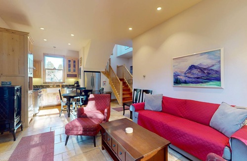 South Lake Tahoe House | Custom South Lake Tahoe Cottage for 6 Close to Parks and Beaches