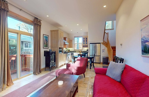 South Lake Tahoe House | Custom South Lake Tahoe Cottage for 6 Close to Parks and Beaches