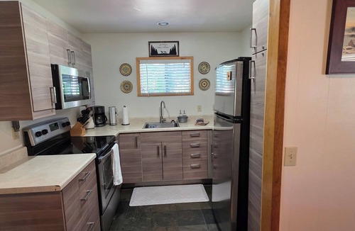 West Village Cabin | CUTE 2B/1B CABIN IN THE WEST VILLAGE ON MADRONE LANE