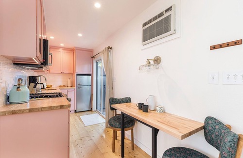 St. Helena House | Cute Downtown Saint Helena Wine Country Cottage!