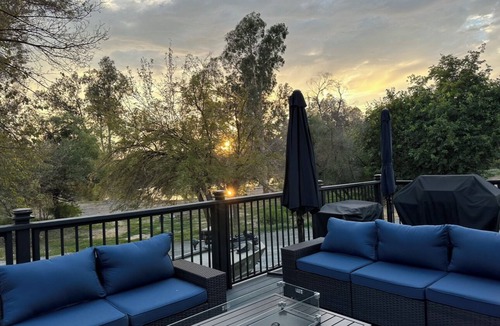 Raisin House | Cute remodeled home W/private pond 6 adults/6 kids