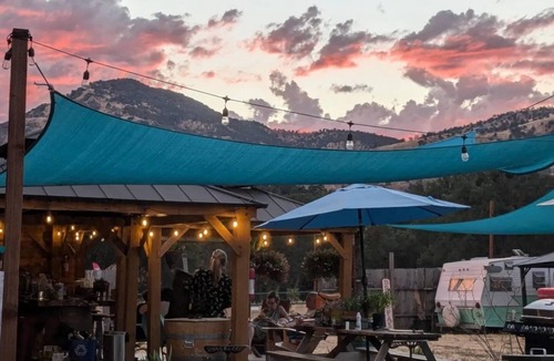 Dunlap House | Dale-Vintage Glamping at Winery Near Sequoia