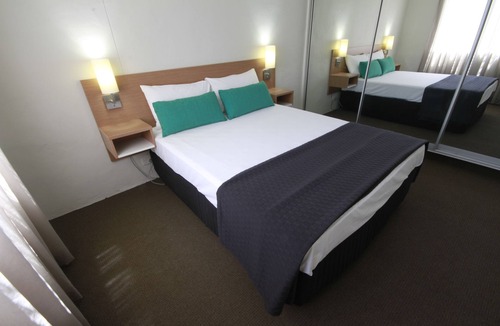 Surfers Paradise Hotel | Darcy Arms Motel