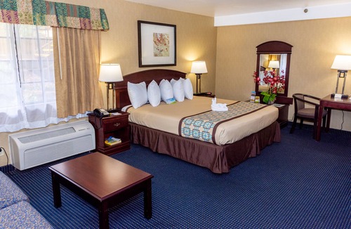 Artesia Hotel | Days Inn & Suites by Wyndham Artesia