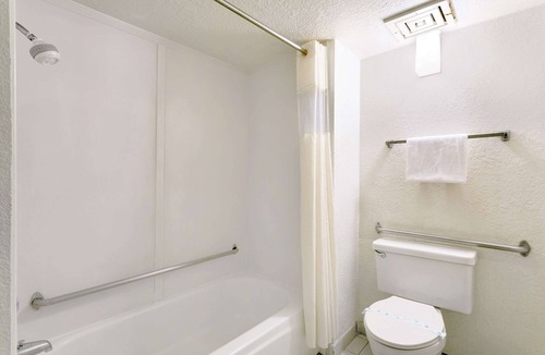 Needles Hotel | Days Inn & Suites by Wyndham Needles