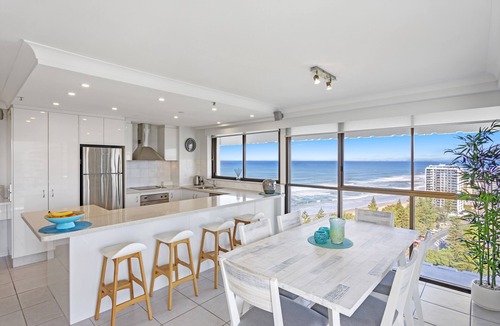 Main Beach Apartment | De Ville Apartments
